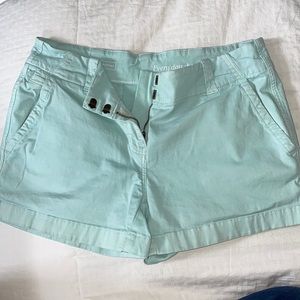 Vineyard Vines Everyday shorts size 2. Mint color